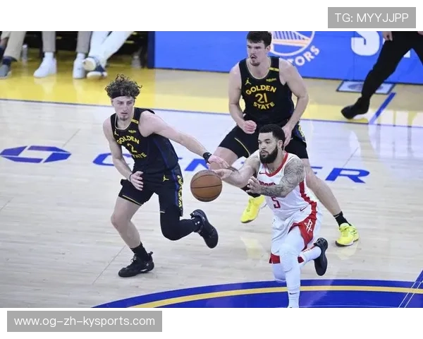 NBA篮板争抢的激烈瞬间：跌倒三人震撼全场